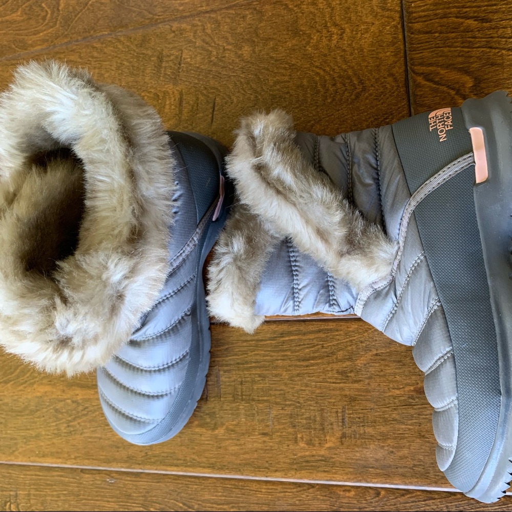 Women’s North Face (6) Snow Boot